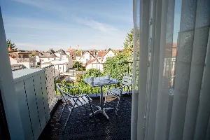 Apartment X-Large – Balkon mit Sitzplatz und Blick über Obertshausen | Boardinghouse Obertshausen