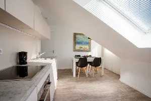 Apartment X-Large – Küche mit Essplatz unter der Dachschräge | Boardinghouse Obertshausen