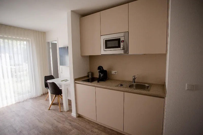 Studio 20 m² – Küchenzeile mit Arbeitsplatz | Boardinghouse Obertshausen