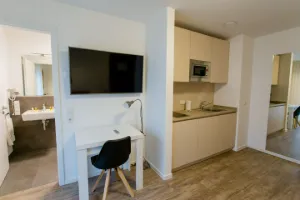Studio – Arbeitsplatz mit Smart-TV und Küchenzeile | Boardinghouse Obertshausen