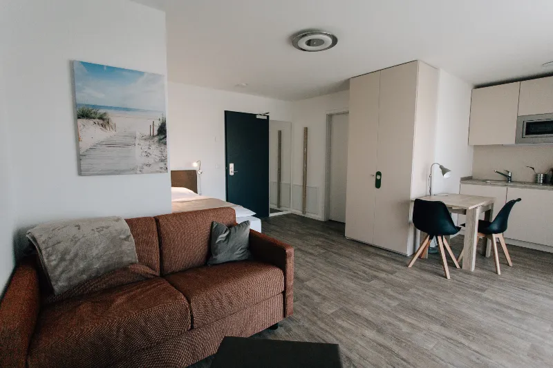 Studio Large 26 m² – Wohnbereich mit Sofa und Essplatz | Boardinghouse Obertshausen