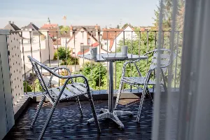 Studio Large – Balkon mit Sitzgelegenheit | Boardinghouse Obertshausen