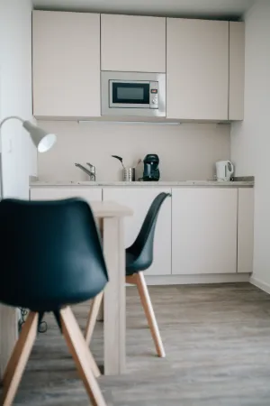 Studio Large – Küchenzeile mit Mikrowelle und Kaffeemaschine | Boardinghouse Obertshausen