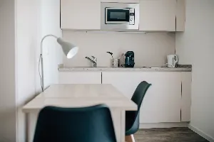 Studio Large – Küchenzeile mit Essplatz | Boardinghouse Obertshausen