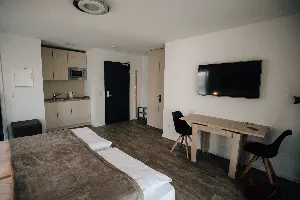 Studio X-Large – Wohnbereich mit Smart-TV, Arbeitsplatz und Küchenzeile | Boardinghouse Obertshausen