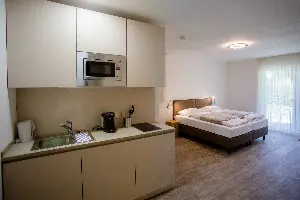 Studio X-Large – Küchenzeile mit Kochfeld und Mikrowelle | Boardinghouse Obertshausen