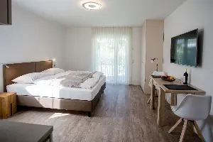 Studio X-Large – Doppelbett, Schreibtisch und Smart-TV | Boardinghouse Obertshausen