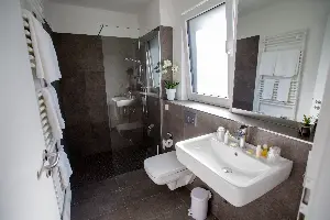 Studio X-Large – Badezimmer mit bodengleicher Dusche | Boardinghouse Obertshausen