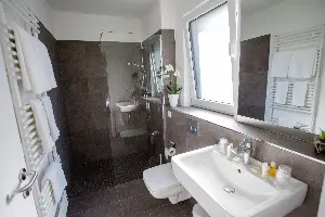 Studio X-Large – Badezimmer mit Dusche und Handtuchheizkörper | Boardinghouse Obertshausen
