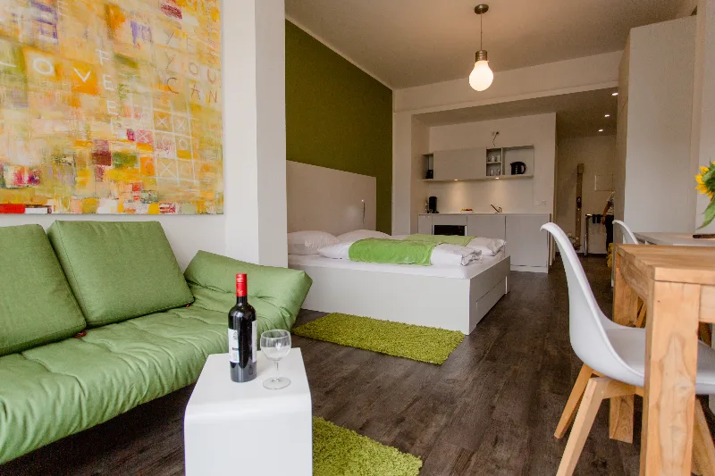 Apartment Large 43 m² – Wohnbereich mit Sofa, Schlafbereich und Küchenzeile | Boardinghouse Offenbach