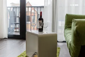 Apartment Large – Sitzbereich am Balkonfenster | Boardinghouse Offenbach