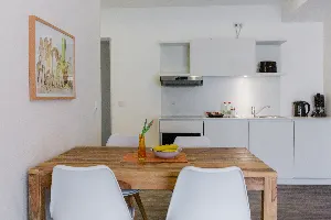 Apartment X-Large – voll ausgestattete Küche mit Essplatz | Boardinghouse Offenbach