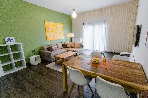 Apartment X-Large – Wohnzimmer mit großem Esstisch | Boardinghouse Offenbach