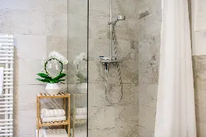 Apartment X-Large – Ebenerdige Dusche mit Glasabtrennung | Boardinghouse Offenbach