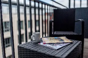 Apartment X-Large – Balkon mit Sitzgelegenheit | Boardinghouse Offenbach