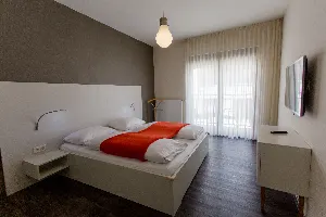 Apartment X-Large – Schlafzimmer mit Doppelbett | Boardinghouse Offenbach