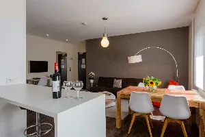 Apartment X-Large – Wohnbereich mit Essplatz und Sofa | Boardinghouse Offenbach