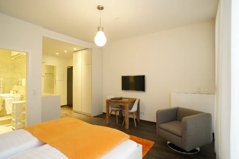 Studio Large 33 m² – Wohn- und Schlafbereich mit Küchenzeile und Essplatz | Boardinghouse Offenbach
