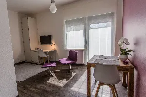 Studio X-Large – Arbeitsplatz und Essbereich am Fenster | Boardinghouse Offenbach
