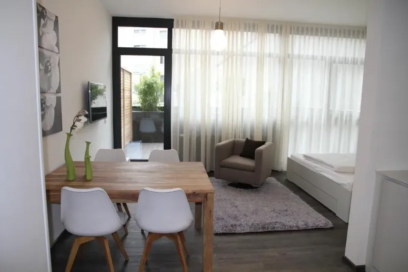 Studio X-Large 40 m² – Essplatz mit Wohnbereich und Terrasse | Boardinghouse Offenbach