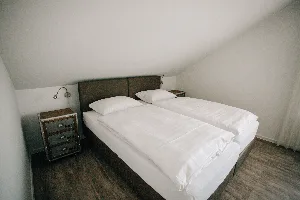 Apartment X-Large – separates Schlafzimmer mit Doppelbett unter der Dachschräge | Boardinghouse Obertshausen