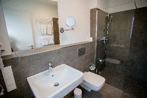 Studio – Badezimmer mit Dusche | Boardinghouse Obertshausen