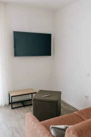 Studio Large – Wohnbereich mit Smart-TV und Sofa | Boardinghouse Obertshausen