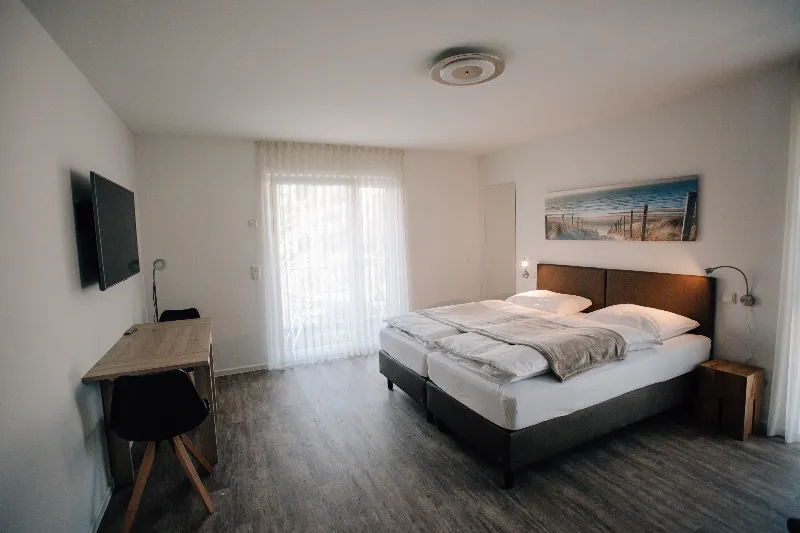 Studio X-Large 30 m² – Wohn- und Schlafbereich mit bodentiefen Fenstern | Boardinghouse Obertshausen