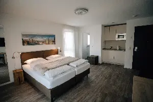 Studio X-Large – double bed with view to the kitchenette | Boardinghouse Obertshausen