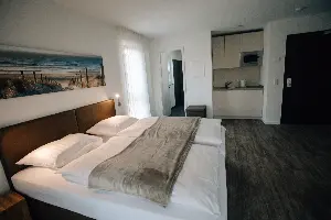 Studio X-Large – sleeping area with view into the entrance area | Boardinghouse Obertshausen