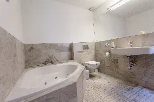 Apartment X-Large – bathroom with corner whirlpool bath | Boardinghouse Offenbach