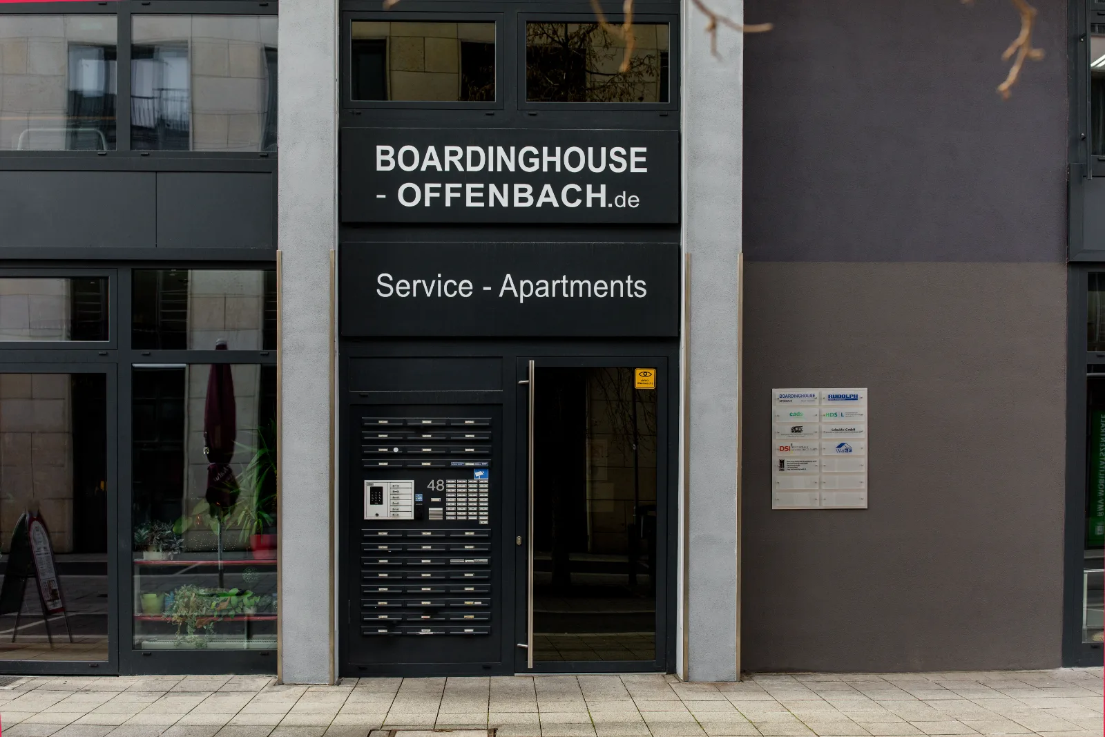 Eingang Boardinghouse Offenbach, Berliner Straße 48