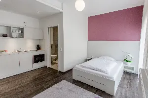 Studio – Küchenzeile mit Blick ins Bad | Boardinghouse Offenbach