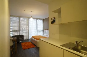 Studio Large – Arbeitsplatz mit Smart-TV an der Fensterfront | Boardinghouse Offenbach
