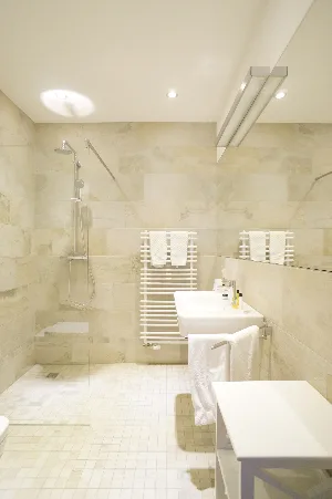 Studio Large – Badezimmer mit ebenerdiger Regendusche | Boardinghouse Offenbach