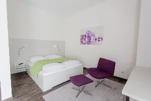 Studio X-Large – Schlafbereich mit Sitzecke | Boardinghouse Offenbach