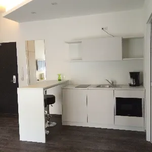 Studio X-Large – Küchenzeile mit Bartresen | Boardinghouse Offenbach